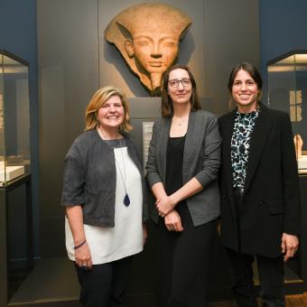 De izquierda a derecha: la directora de CaixaForum Lleida, Maribel Tost; la comisaria del Departamento de Egipto y Sudán del British Museum, Marie Vandenbeusch, y la jefa de Contenidos de Exposiciones de Arte de la Fundación ”la Caixa”, Carla Tarruella,  han inauguradoFaraón. Rey de Egipto.