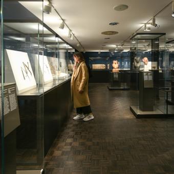 La exposición de CaixaForum Lleida Faraón. Rey de Egipto, en colaboración con el British Museum, explora el simbolismo e ideario de la monarquía egipcia.