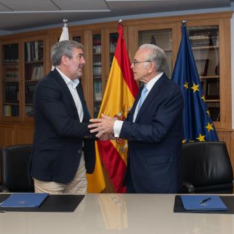 El presidente de Canarias, Fernando Clavijo, y el presidente de la Fundación ”la Caixa”, Isidro Fainé, durante la firma del acuerdo marco entre ambas instituciones, firmado hoy.