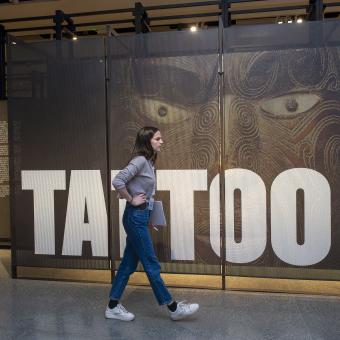Tattoo propone un viaje al singular universo del tatuaje desde una visión antropológica y analiza el resurgimiento de este fenómeno global.