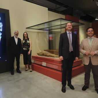 De izquierda a derecha: el director corporativo de Cultura y Ciencia de la Fundación ”la Caixa”, Ignasi Miró; los comisarios Marie Vandenbeusch y Daniel Antoine, y el director de CaixaForum Sevilla, Moisés Roiz, visitando la exposición en CaixaForum Sevilla.