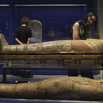 La exposición explora la vida de seis personas que vivieron en el antiguo Egipto a través de objetos procedentes del British Museum.