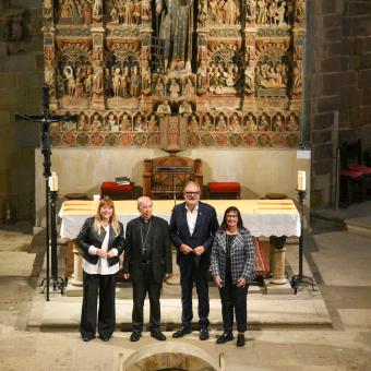 De izquierda a derecha: la consejera Natàlia Garriga; el obispo de Lleida, monseñor Salvador Giménez; el alcalde de Lleida, Fèlix Larrosa, y la directora general adjunta de la Fundación ”la Caixa”, Elisa Durán.
