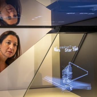 La exposición analiza los usos de los espejos para la exploración espacial, destacando el telescopio James Webb.
