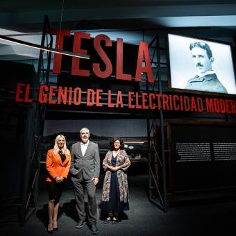 De izquierda a derecha: la directora del Nikola Tesla Museum, Ivona Jevtic; el director corporativo del Área de Cultura y Ciencia de la Fundación ”la Caixa”, Ignasi Miró, y la directora de CaixaForum Madrid, Isabel P. Fuentes, han presentado la exposición Nikola Tesla. El genio de la electricidad moderna.