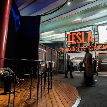 Imagen de la entrada a la exposición de Nikola Tesla en CaixaForum Madrid.