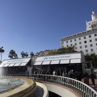 La muestra itinerante en Málaga está situada en dos unidades desplegables colocadas en la plaza de la Marina de la ciudad.