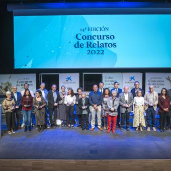 Imagen de los finalistas y el jurado del XIV Concurso de Relatos Escritos por Personas Mayores de la Fundación ”la Caixa”.