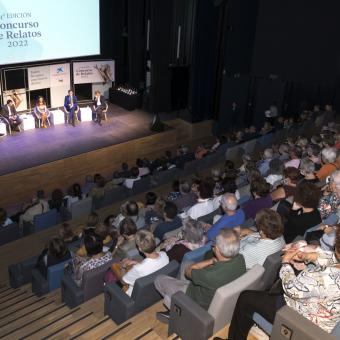 Los asistentes en el auditorio de CaixaForum València durante la entrega de premios del XIV Concurso de Relatos Escritos por Personas Mayores de la Fundación ”la Caixa”.