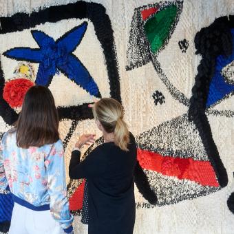 La estrella de Miró muestra el tapiz a los visitantes que llegan y se van del centro acompañado de plafones que cuentan la historia de la pieza.