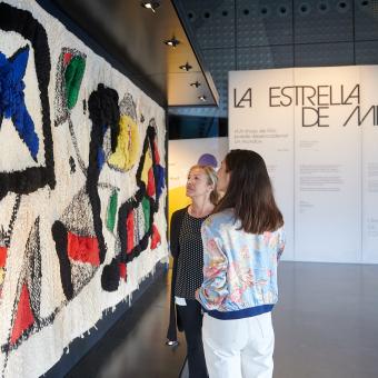 El tapiz de Miró desembarca en CaixaForum Zaragoza.