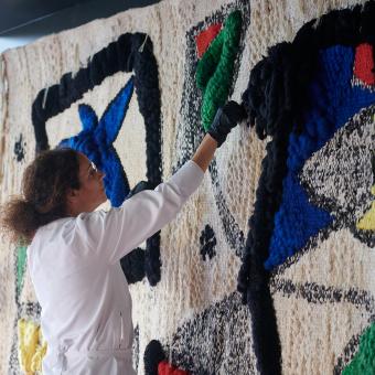 CaixaForum Zaragoza acoge el tapiz que Joan Miró y el artista textil Josep Royo crearon para ”la Caixa”.