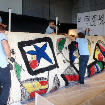 El tapiz de Miró desembarca en CaixaForum Zaragoza tras su restauración.