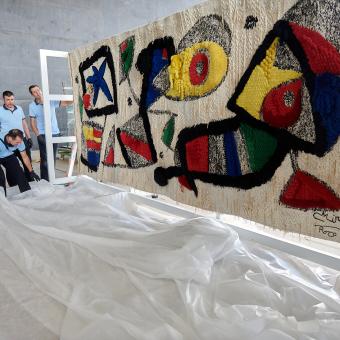 CaixaForum Zaragoza acoge hasta el 15 de octubre el tapiz que Joan Miró y el artista textil Josep Royo crearon para ”la Caixa”.