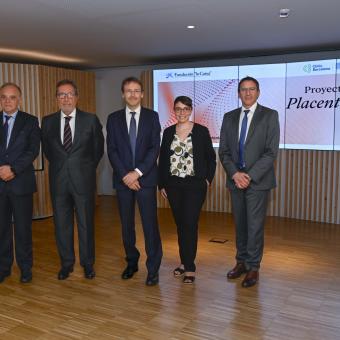 From left to right: Josep Maria Campistol, CEO of Hospital Clínic Barcelona, Manel del Castillo, CEO of Hospital Sant Joan de Déu, Antonio Vila Bertrán, CEO of ”la Caixa” Foundation, Eduard Gratacós, Director of BCNatal and project leader, Elisenda Eixarch, senior specialist at BCNatal and senior scientific coordinator of the project, and Ignasi López, Director of ”la Caixa” Foundation’s Office of Relations with Research and Health Institutions presented the results of the first phase in the CaixaResearch Artificial Placenta project.