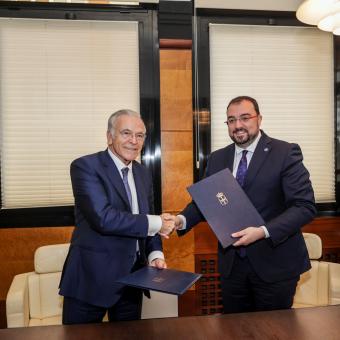 El presidente del Principado de Asturias, Adrián Barbón, y el presidente de la Fundación ”la Caixa”, Isidro Fainé, durante la firma, hoy en Oviedo.