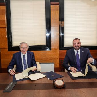 El presidente del Principado de Asturias, Adrián Barbón, y el presidente de la Fundación ”la Caixa”, Isidro Fainé, durante la firma, hoy en Oviedo.