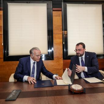 El presidente del Principado de Asturias, Adrián Barbón, y el presidente de la Fundación ”la Caixa”, Isidro Fainé, durante la firma, hoy en Oviedo.