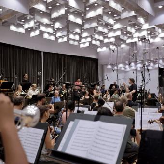 La grabación de sonido para Symphony se realizó utilizando la última tecnología. En la imagen, ensayos en el Liceo con el director de orquesta Gustavo Dudamel.