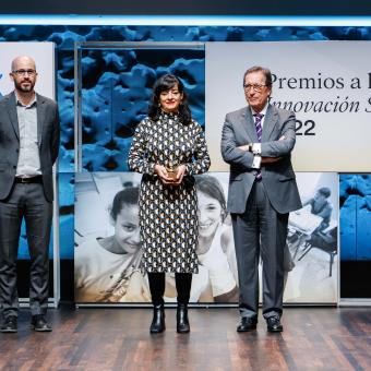 De izquierda a derecha: el secretario de Estado de Derechos Sociales, Nacho Álvarez; la directora de la Asociación Salud Mental Cieza y Comarca (AFEMCE), Lola Reales, y el director general de la Fundación ”la Caixa”, Antonio Vila Bertrán.