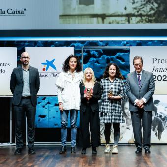 De izquierda a derecha: el secretario de Estado de Derechos Sociales, Nacho Álvarez; el responsable de proyectos de Emaús Fundación Social, Juncal Blanco;  la responsable de Provivienda en Galicia, Ana Pardo, acompañados por María Carmen Rodríguez, una de las participantes en el proyecto, y el director general de la Fundación ”la Caixa”, Antonio Vila Bertrán.