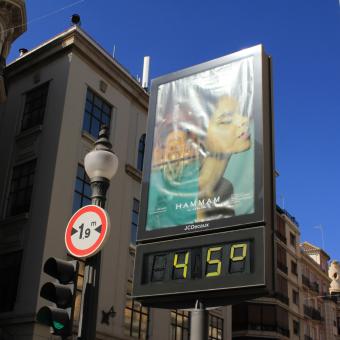 Un termómetro en una calle de una ciudad española. © Shutterstock / RukiMedia.