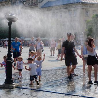 Unos niños juegan en plena ola de calor en Polonia. © Shutterstock / Travellifestyle.