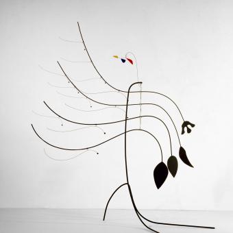 Alexander Calder, Four Leaves and Three Petals  [Cuatro hojas y tres pétalos], 1939. Centre Pompidou, Paris Musée national d’art moderne – Centre de Création Industrielle © Centre Pompidou, MNAM-CCI/Georges Meguerditchian/Dist. RMN-GP © 2023 Calder Foundation, New York / VEGAP, Barcelona.