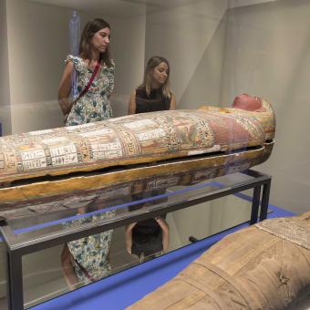 La exposición explora la vida de seis personas que vivieron en el antiguo Egipto a través de objetos procedentes del British Museum.