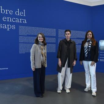De izquierda a derecha: la jefa de las colecciones de arte de la Fundación ”la Caixa”, Nimfa Bisbe; la comisaria, Caterina Almirall, y la directora de CaixaForum Barcelona, Mireia Domingo.