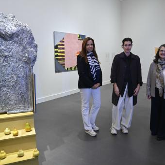 De izquierda a derecha: la directora de CaixaForum Barcelona, Mireia Domingo; la comisaria, Caterina Almirall, y la jefa de las colecciones de arte de la Fundación ”la Caixa”, Nimfa Bisbe.