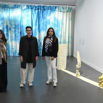 De izquierda a derecha: la jefa de las colecciones de arte de la Fundación ”la Caixa”, Nimfa Bisbe;  la comisaria, Caterina Almirall, y la directora de CaixaForum Barcelona, Mireia Domingo.