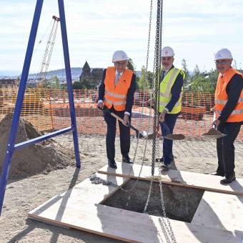 From left to right: the president of the ”la Caixa” Foundation, Isidre Fainé, the mayor of Barcelona, Jaume Collboni, and the institute’s Scientific Project Director, Josep Tabernero, have laid the foundation stone of the CaixaResearch Institute, the first research centre specialising in immunology in Spain.