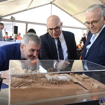 From left to right: the mayor of Barcelona, Jaume Collboni, the institute’s Scientific Project Director, Josep Tabernero, and the president of the ”la Caixa” Foundation, Isidre Fainé, looking at the model of the CaixaResearch Institute.