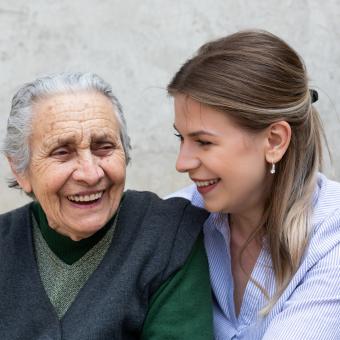 Siempre Acompañados aborda la soledad de las personas mayores gracias a la implicación de 425 entidades, más de 500 profesionales y más de 300 personas voluntarias. © Shutterstock.