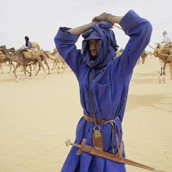 Un tuareg integrante de la caravana de la sal conduce a su camello por el desierto. Cerca de Fachi, Níger. © James L. Stanfield / National Geographic.