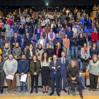 El subdirector general de la Fundació ”la Caixa”, Marc Simón (al centre de la imatge) acompanyat per la directora general d’Acció Comunitària i Barris Inclusius de la Generalitat Valenciana, María José Cortell Simón; el director territorial de CaixaBank a la Comunitat Valenciana, Xicu Costa, i les entitats socials que han presentat els seus projectes. © Vicente A. Jiménez / Fundació ”la Caixa”.