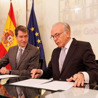 El presidente del Gobierno de La Rioja, Gonzalo Capellán, y el presidente de la Fundación ”la Caixa”, Isidro Fainé, en el acto de firma del convenio marco de hoy.