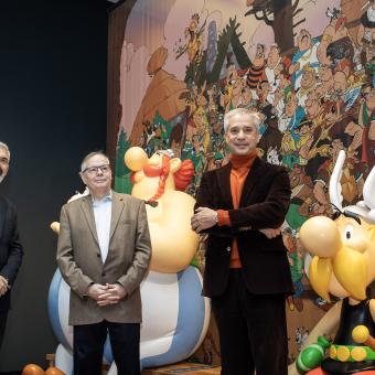 De izquierda a derecha: el director corporativo del Área de Cultura y Ciencia de la Fundación ”la Caixa”, Ignasi Miró; el galerista, coleccionista y comisario de la exposición, Bernard Mahé, y el director de CaixaForum Zaragoza, Ricardo Alfós.
