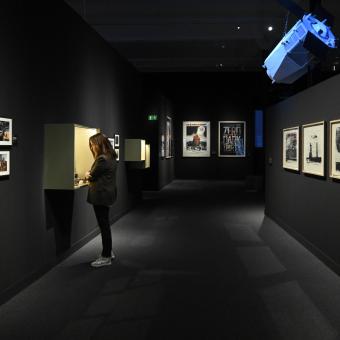 El centro cultural de la Fundación ”la Caixa” acoge la exposición Top secret. Cine y espionaje en una nueva colaboración con la Cinémathèque française.