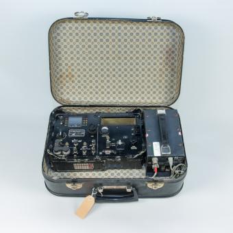 Equipo de radio “TAR 224 A”, compacto, autónomo e impermeable, desarrollado y utilizado por agentes de la CIA durante la Guerra fría, años 1970. DGSE- Ministère des Armées, Francia.