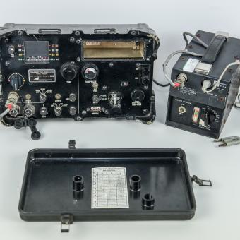 Equipo de radio “TAR 224 A”, compacto, autónomo e impermeable, desarrollado y utilizado por agentes de la CIA durante la Guerra fría, años 1970. DGSE- Ministère des Armées, Francia.