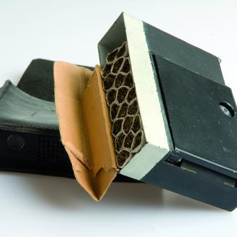 Minicámara fotográfica automática “Tessina” de 35mm escondida en un paquete de cigarros, utilizada por la SDECE durante la Guerra fría, 1960-1980. DGSE- Ministère des Armées, Francia.