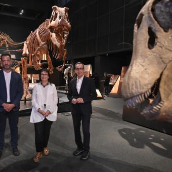 From left to right: the palaeontologist co-discoverer of the Patagotitan mayorum and researcher at the Egidio Feruglio Palaeontological Museum (MEF), José Luis Carballido; the Deputy Director General of the ”la Caixa” Foundation, Elisa Durán, and the Director of the CosmoCaixa Science Museum, Valentí Farràs, have presented Dinosaurs from Patagonia.