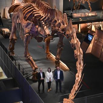 From left to right: the Director of the CosmoCaixa Science Museum, Valentí Farràs; the Deputy Director General of the ”la Caixa” Foundation, Elisa Durán, and the palaeontologist co-discoverer of the Patagotitan mayorum and researcher at the Egidio Feruglio Palaeontological Museum (MEF), José Luis Carballido, have presented Dinosaurs from Patagonia.