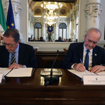 El director general de la Fundación ”la Caixa”, Antonio Vila Bertrán, y el alcalde de Málaga, Francisco de la Torre, han firmado su acuerdo para reforzar la superación de la pobreza infantil en Málaga.