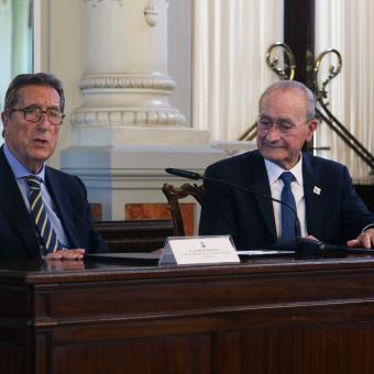 El director general de la Fundación ”la Caixa”, Antonio Vila Bertrán, y el alcalde de Málaga, Francisco de la Torre, tras la firma del acuerdo en Málaga.