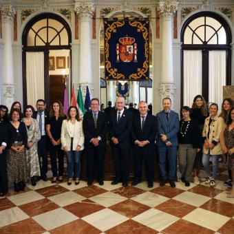 Foto de familia del encuentro para firmar la renovación de convenio de CaixaProinfancia en Málaga.