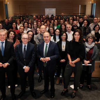 De izquierda a derecha: el director territorial Norte de CaixaBank, Kepa Badiola; el subdirector general de la Fundación ”la Caixa”, Marc Simón; el director general de Inclusión Social de la Consellería de Política Social y Juventud de la Xunta de Galicia, Arturo Parrado; la responsable territorial en Galicia de la Fundación ”la Caixa”, Susan Santos, y los representantes de siete de las entidades seleccionadas.