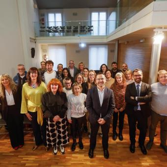 Sandra Usón, delegada en Aragón y la Rioja de la Fundación ”la Caixa”, y Jorge García, responsable de Acción Social de la Dirección Territorial Ebro de CaixaBank, junto a representantes de las entidades seleccionadas, en la presentación de la resolución de la convocatoria.